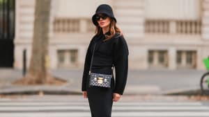 Frau trägt schwarzes Kleid