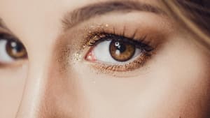 Frau trägt ein glitzerndes Augen-Make-up.
