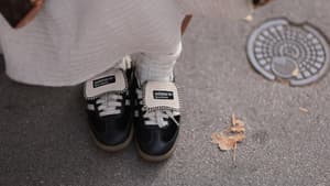 Sneakers von Adidas mit Wollsocken