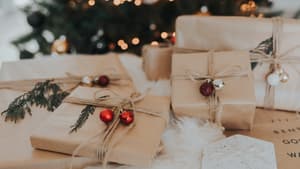 Weihnachtsgeschenke unter dem Tannenbaum