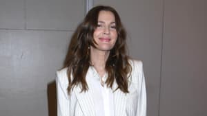 Drew Barrymore mit offenen Haaren und einem weißen, gestreiften Anzug.