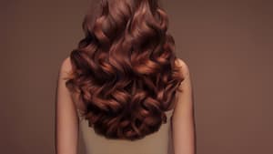 Frau mit braunen gewellten Haaren