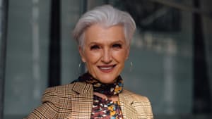 Maye Musk mit einem kurzen Haarschnitt und karierten Anzug.
