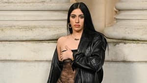 Lourdes Leon in einem transparenten Kleid mit Leder-Trenchcoat.