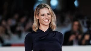 Michelle Hunziker mit einem schwarzen, hoch geschlossenen Kleid.