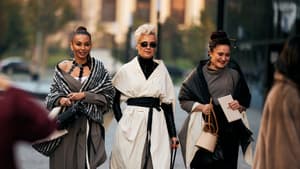 Frauen auf dem Weg zur Modenschau