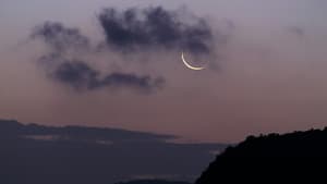 Neumond am Himmel