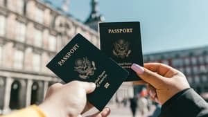 Frauen halten Reisepass hoch