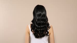 Frau mit schwarzen Haaren