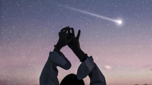 Frau steht vor Sternenhimmel