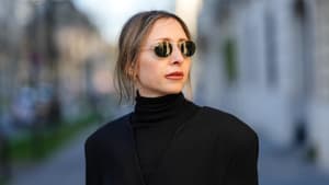 Frau mit Sonnenbrille und einem schwarzen Rollkragenshirt.