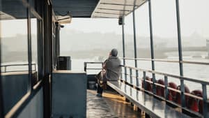 Frau sitzt auf einem Schiff und guckt aufs Wasser.