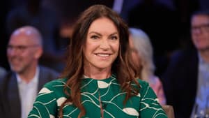 Christine Neubauer mit einem grün-beigen Kleid