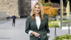 Frauke Ludowig mit einem grünen Blazer und einer Jeans draußen auf einer Straße.