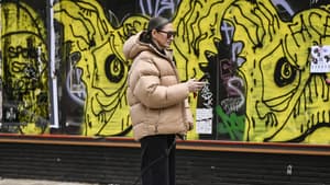 Frau mit cropped Jeans