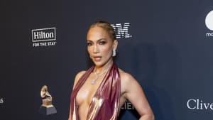 Jennifer Lopez mit einem dunkelroten, bodenlangen Kleid und einem tiefen Ausschnitt.