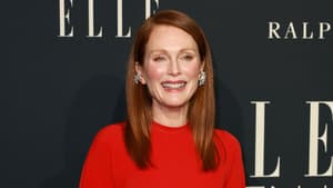 Julianne Moore auf dem roten Teppich mit einem roten, hochgeschlossenen Kleid.