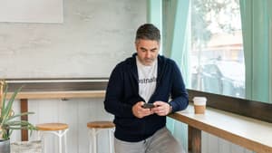 Mann am Handy im Cafe