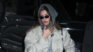 Hailey Bieber mit Schal um den Kopf