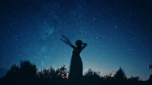 Frau vor Sternenhimmel