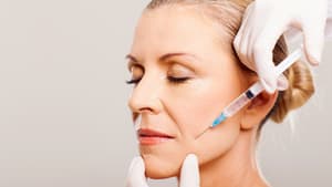 Frau erhält Botox-Spritze