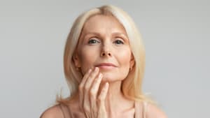 Frau fässt ihre Lippen an