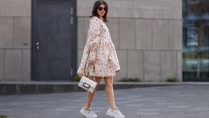 Frau in Kleid mit Sneaker