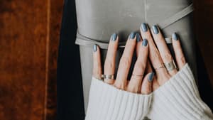 Frau mit Nagellack