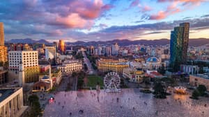 Ein Blick aus der Drohne auf die Dächer von Tirana in Albanien.