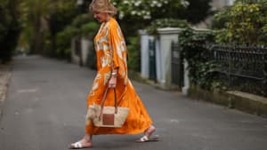 Frau mit Basttasche