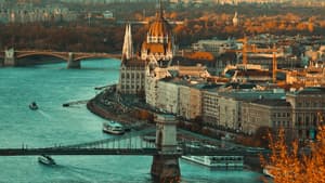 Ein Blick auf die Häuser von Budapest am Wasser.