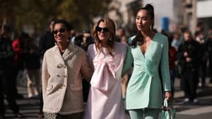 Drei Frauen in frühlingshaften Outfits.