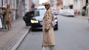 Frau in Trenchcoat