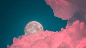 Vollmond hinter pinken Wolken