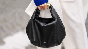 Frau hält Slouchy Bag