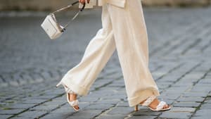 Frau in Leinenhose