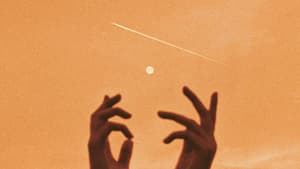 Frau hält Hände in den Himmel mit Mond und Sternschnuppe