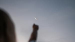 Frau streckt Arm in den Himmel