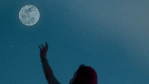 Frau streckt Arm zum Mond