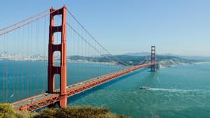 Ein Blick auf die rötliche Golden Gate Bridge in San Francisco.