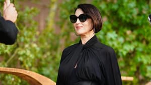 Frau trägt kurzen Bob