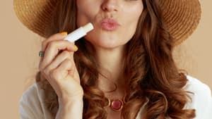 Frau trägt Lipbalm auf