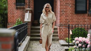 Frau in Hemdkleid