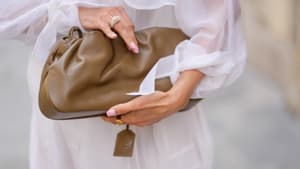 Frau hält Tasche