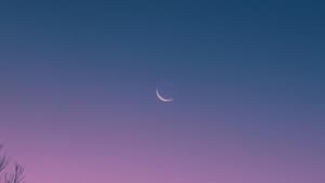 Blauer Himmel mit Mond