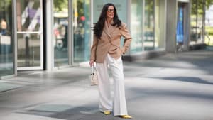 Frau in weiter Hose