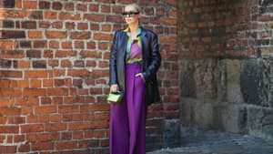 Frau in lila Stoffhose