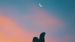 Hand greift nach Mondhimmel