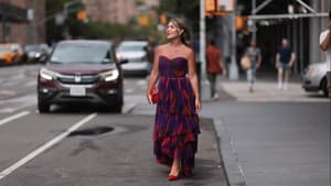 Frau trägt festliches Chiffon-Kleid