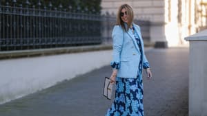 Frau in hellblauem Kleid mit Blazer